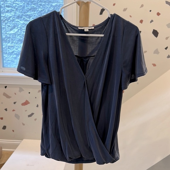 Green Envelope Tops - GREEN ENVELOPE Women’s “wrap” top in Blue size M
